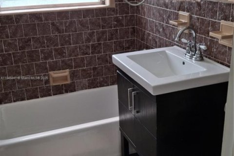 Снять в аренду виллу или дом в Помпано-Бич, Флорида 3 спальни, 109.62м2, № 1842604 - фото 7