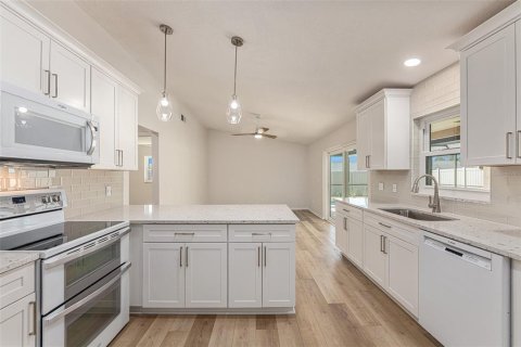 Villa ou maison à louer à Palm Harbor, Floride: 3 chambres, 156.82 m2 № 2356077 - photo 8