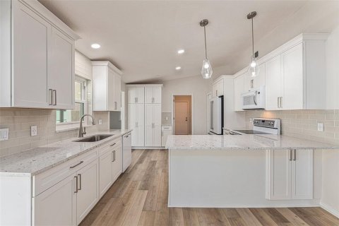 Villa ou maison à louer à Palm Harbor, Floride: 3 chambres, 156.82 m2 № 2356077 - photo 9