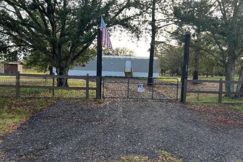 House in Clewiston, Florida 3 bedrooms, 92.9 sq.m. № 1811494 - photo 1