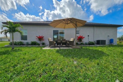 House in Lehigh Acres, Florida 3 bedrooms, 98.01 sq.m. № 2374970 - photo 11
