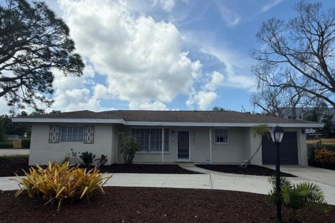 House in Sarasota, Florida 5 bedrooms, 140.47 sq.m. № 2214688