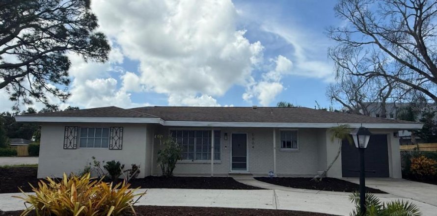 House in Sarasota, Florida 5 bedrooms, 140.47 sq.m. № 2214688