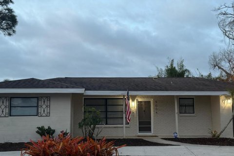 House in Sarasota, Florida 5 bedrooms, 140.47 sq.m. № 2214688 - photo 2