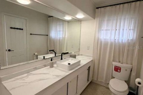 House in Sarasota, Florida 5 bedrooms, 140.47 sq.m. № 2214688 - photo 18
