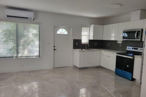 Villa ou maison à louer à Miami Beach, Floride: 2 chambres, 746.56 m2 № 2002600 - photo 9