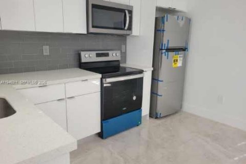 Villa ou maison à louer à Miami Beach, Floride: 2 chambres, 746.56 m2 № 2002600 - photo 10