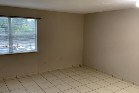 Condo in Miami, Florida, 1 bedroom  № 1955118 - photo 12