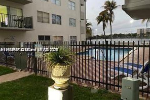 Condo in Miami, Florida, 1 bedroom  № 1955118 - photo 3