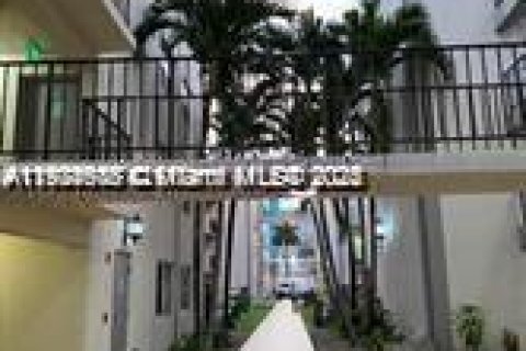 Condo in Miami, Florida, 1 bedroom  № 1955118 - photo 4