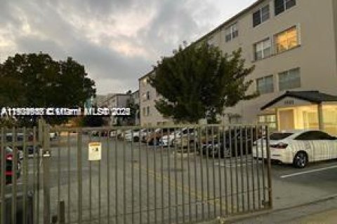 Condo in Miami, Florida, 1 bedroom  № 1955118 - photo 2