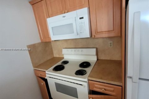 Condo in Miami, Florida, 1 bedroom  № 1955118 - photo 8