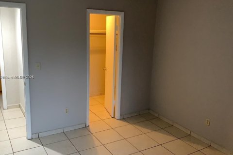 Condo in Miami, Florida, 1 bedroom  № 1955118 - photo 10