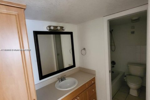 Condo in Miami, Florida, 1 bedroom  № 1955118 - photo 9