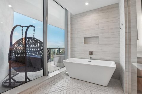 Condo in Tampa, Florida, 4 bedrooms  № 2131754 - photo 18