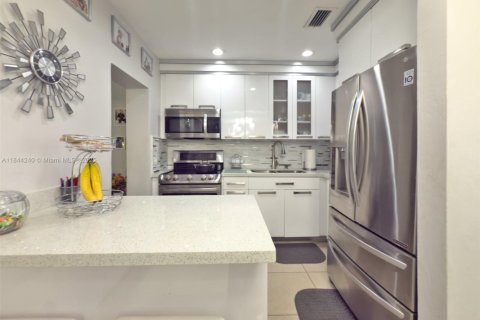 House in Miami, Florida 3 bedrooms, 172.15 sq.m. № 1845434 - photo 24