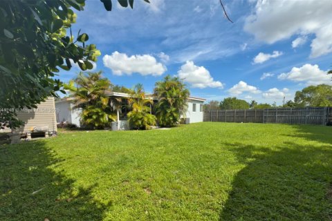 House in Miami, Florida 3 bedrooms, 172.15 sq.m. № 1845434 - photo 10