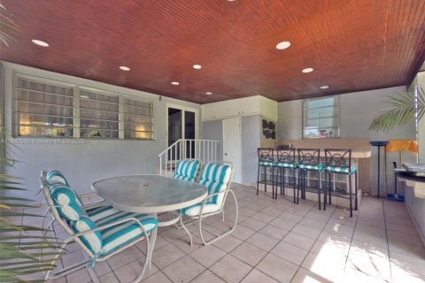 House in Miami, Florida 3 bedrooms, 172.15 sq.m. № 1845434 - photo 12