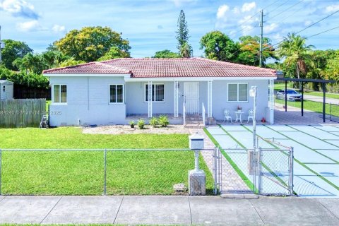 House in Miami, Florida 3 bedrooms, 172.15 sq.m. № 1845434 - photo 1