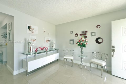 House in Miami, Florida 3 bedrooms, 172.15 sq.m. № 1845434 - photo 17