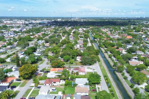House in Miami, Florida 3 bedrooms, 172.15 sq.m. № 1845434 - photo 6