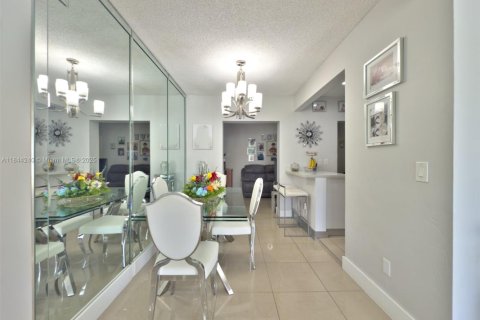 House in Miami, Florida 3 bedrooms, 172.15 sq.m. № 1845434 - photo 16
