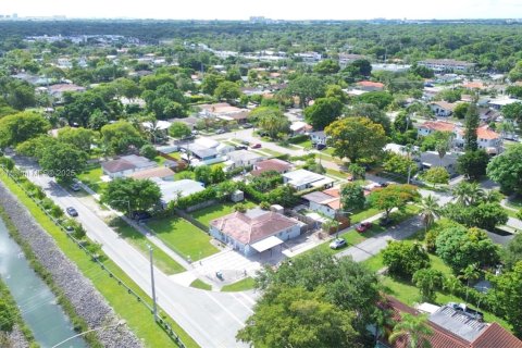 House in Miami, Florida 3 bedrooms, 172.15 sq.m. № 1845434 - photo 4