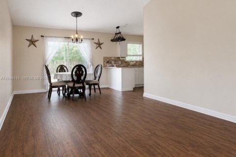 House in Port St. Lucie, Florida 3 bedrooms, 103.68 sq.m. № 2188288 - photo 4
