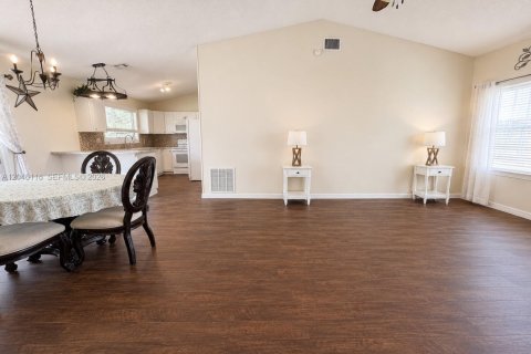 House in Port St. Lucie, Florida 3 bedrooms, 103.68 sq.m. № 2188288 - photo 6