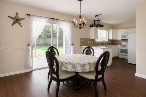 House in Port St. Lucie, Florida 3 bedrooms, 103.68 sq.m. № 2188288 - photo 5