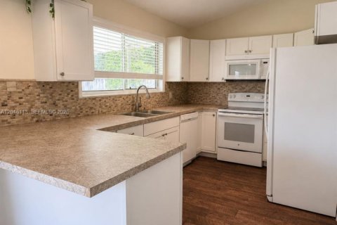 House in Port St. Lucie, Florida 3 bedrooms, 103.68 sq.m. № 2188288 - photo 7