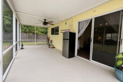 House in Port St. Lucie, Florida 3 bedrooms, 103.68 sq.m. № 2188288 - photo 15