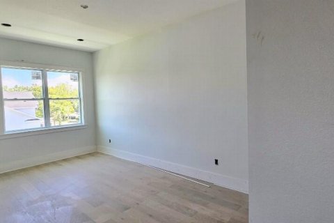 House in Saint Petersburg, Florida 4 bedrooms, 287.25 sq.m. № 1597490 - photo 15