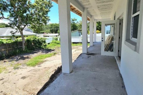 House in Saint Petersburg, Florida 4 bedrooms, 287.25 sq.m. № 1597490 - photo 8