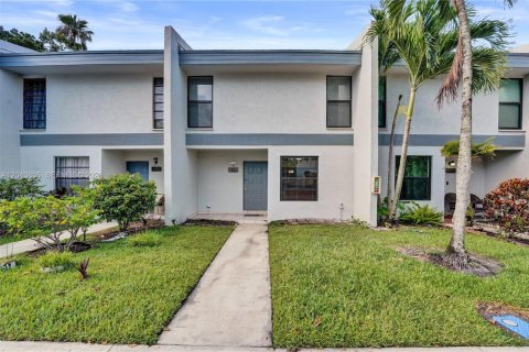 Adosado en Pembroke Pines, Florida 3 dormitorios, 136.75 m2 № 2259917