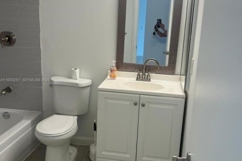 Condominio en alquiler en Coral Springs, Florida, 2 dormitorios, 91.42 m2 № 1992221 - foto 13