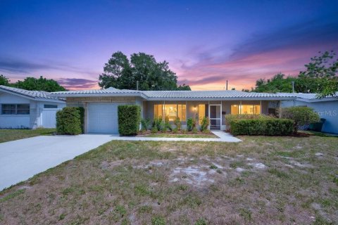 House in Clearwater, Florida 3 bedrooms, 147.34 sq.m. № 2126796