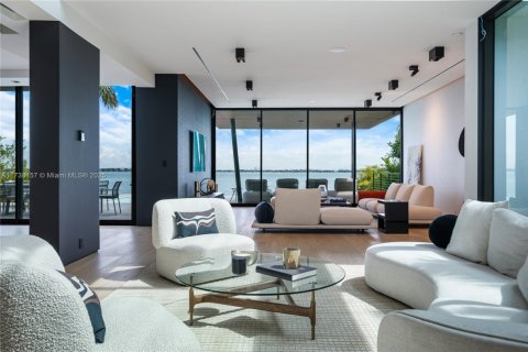 Casa en alquiler en Miami, Florida, 5 dormitorios, 676.61 m2 № 2012555 - foto 8