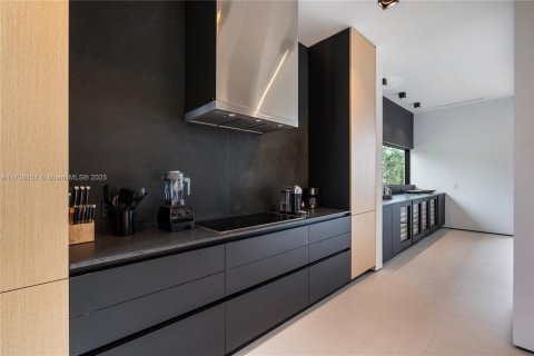 Casa en alquiler en Miami, Florida, 5 dormitorios, 676.61 m2 № 2012555 - foto 12