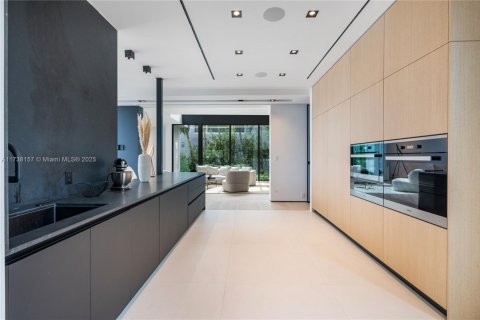 Casa en alquiler en Miami, Florida, 5 dormitorios, 676.61 m2 № 2012555 - foto 11