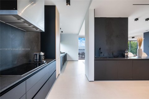 Casa en alquiler en Miami, Florida, 5 dormitorios, 676.61 m2 № 2012555 - foto 13