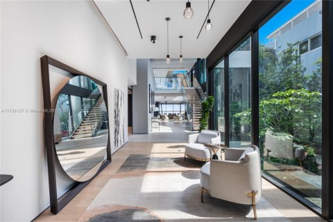 Casa en alquiler en Miami, Florida, 5 dormitorios, 676.61 m2 № 2012555 - foto 3