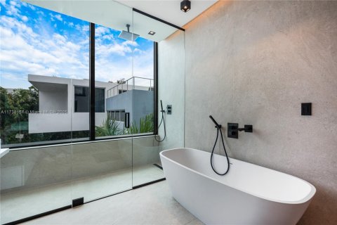 Casa en alquiler en Miami, Florida, 5 dormitorios, 676.61 m2 № 2012555 - foto 24