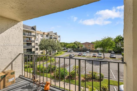 Condo in Tamarac, Florida, 2 bedrooms  № 1971159 - photo 27