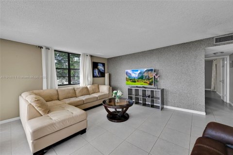 Condo in Tamarac, Florida, 2 bedrooms  № 1971159 - photo 6