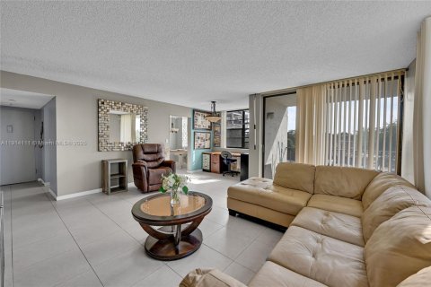 Condo in Tamarac, Florida, 2 bedrooms  № 1971159 - photo 11