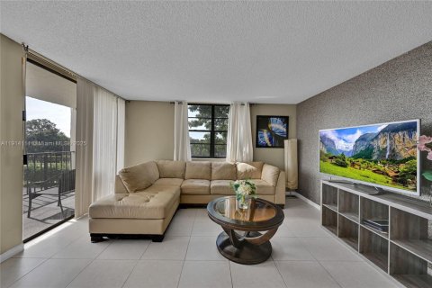 Condo in Tamarac, Florida, 2 bedrooms  № 1971159 - photo 12