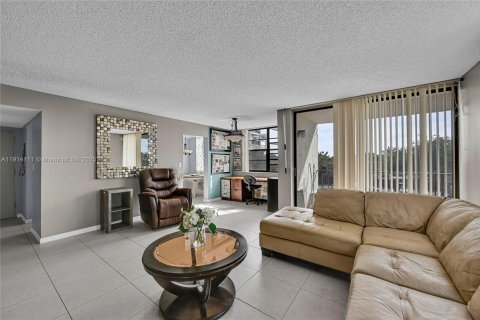 Condo in Tamarac, Florida, 2 bedrooms  № 1971159 - photo 10
