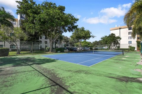 Condo in Tamarac, Florida, 2 bedrooms  № 1971159 - photo 28