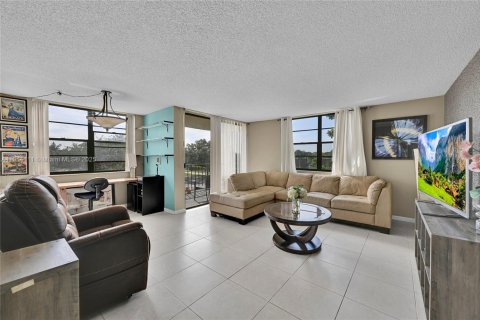 Condo in Tamarac, Florida, 2 bedrooms  № 1971159 - photo 4